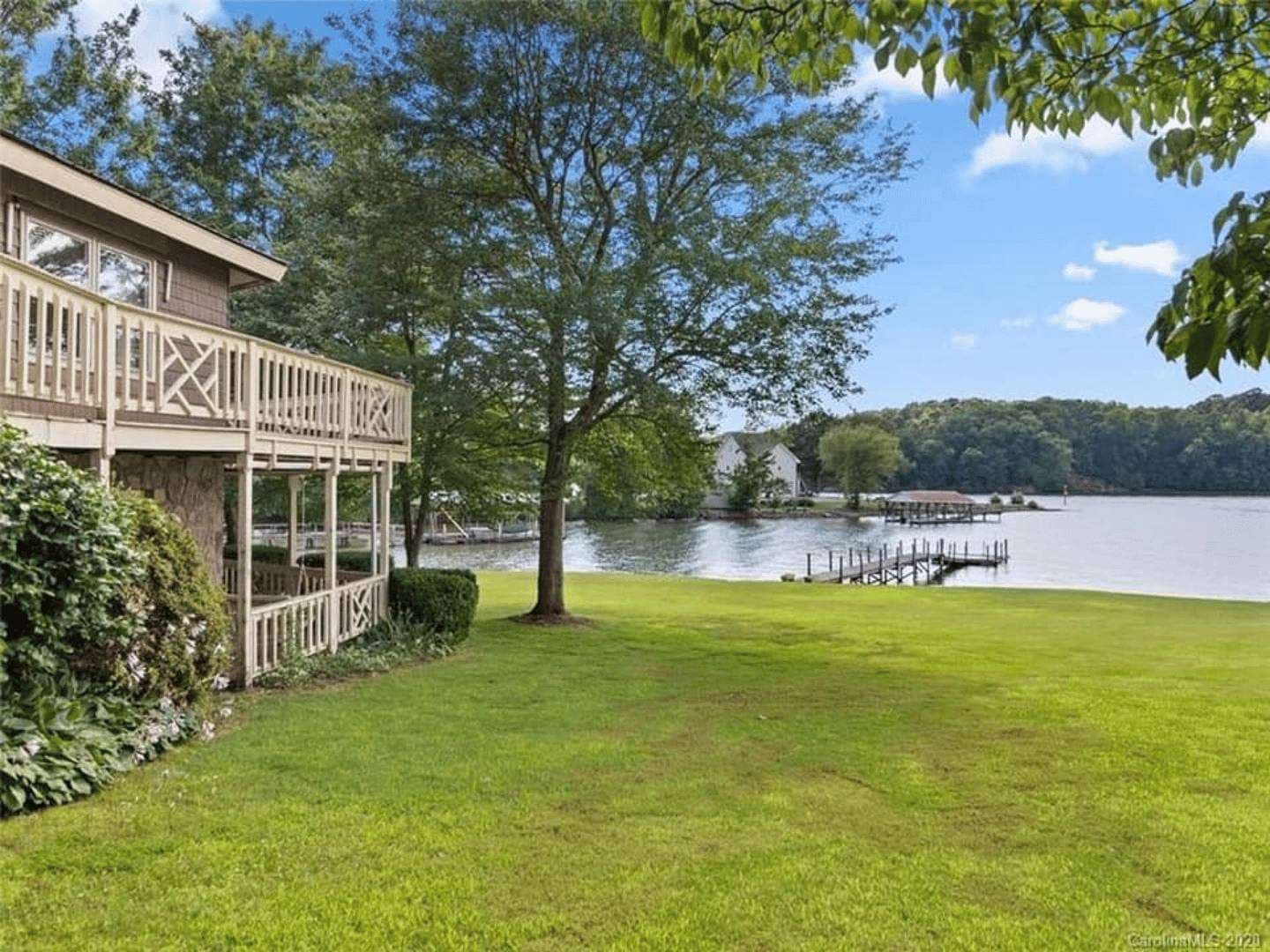 Beautiful custom deck and yard in Lake Norman
